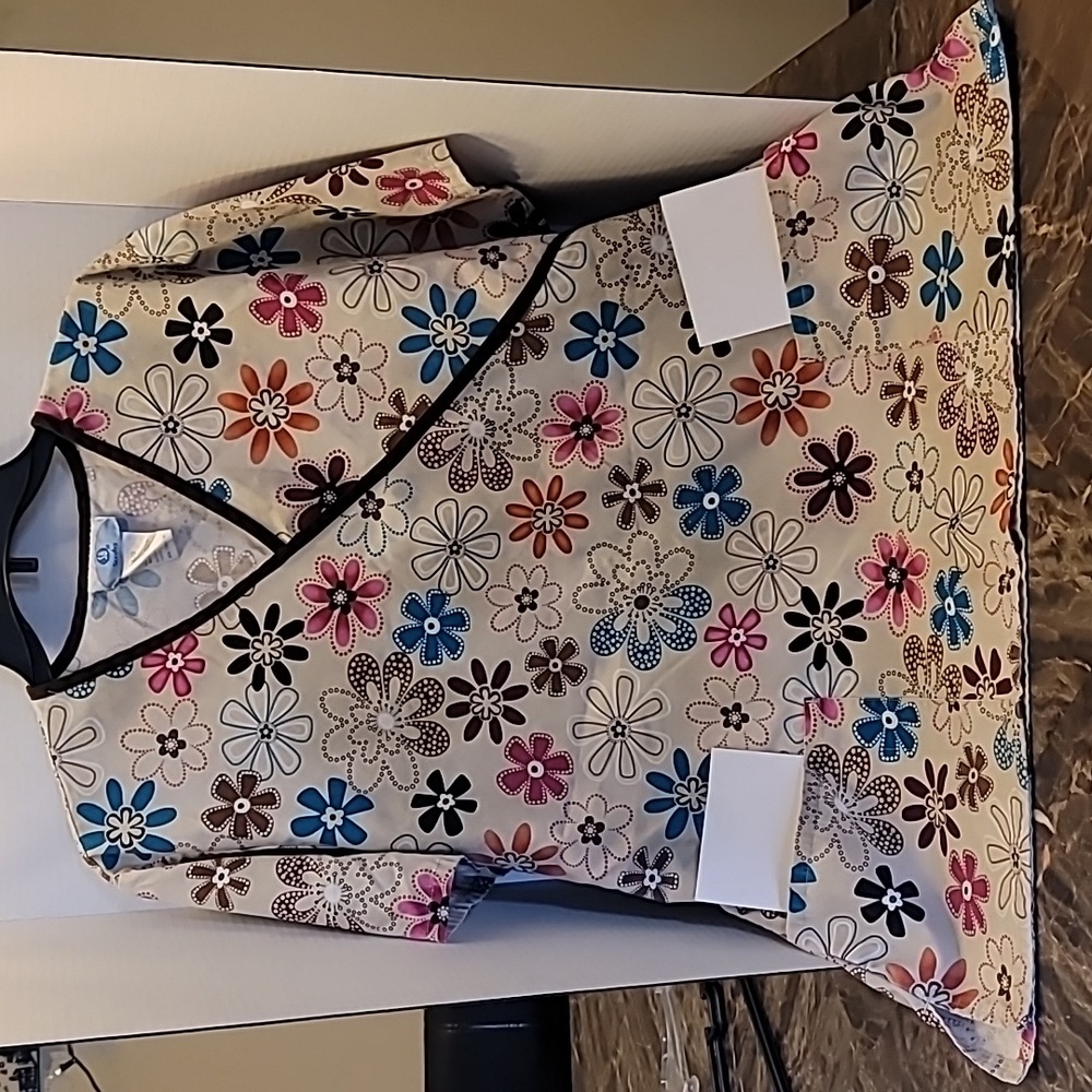 Scrub Top - Picture 3 of 4